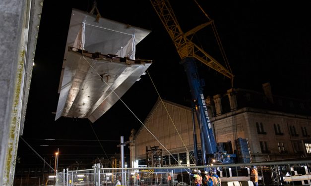 Un grutage spectaculaire pour le premier élément de la passerelle de la Gare de La Rochelle