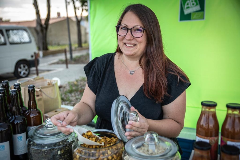 Pauline Réveillaud sur le stand Vrac à dom dans un marché