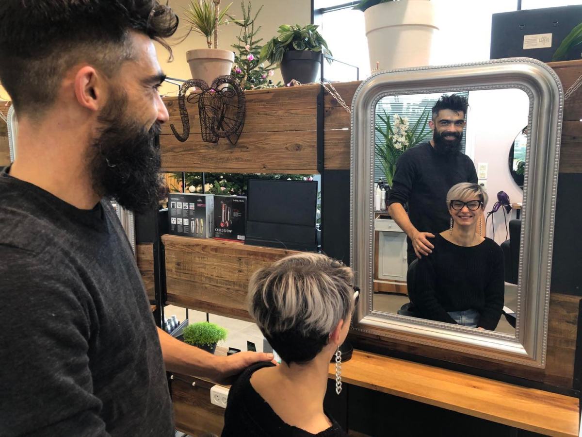 A Laleu, on peut acheter toute la déco d'un salon de coiffure • La ...