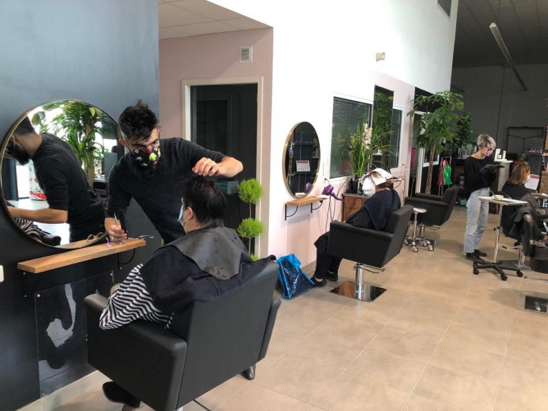 A Laleu, on peut acheter toute la déco d'un salon de coiffure • La ...