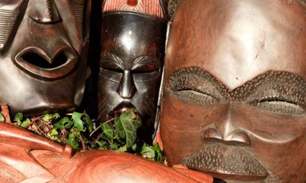 Les musées doivent-ils restituer les objets et œuvres d’arts spoliés d’Afrique ?
