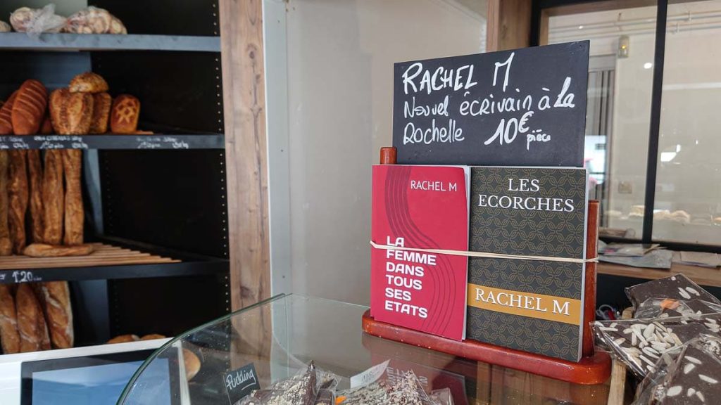 présentoir livre dans une boulangerie