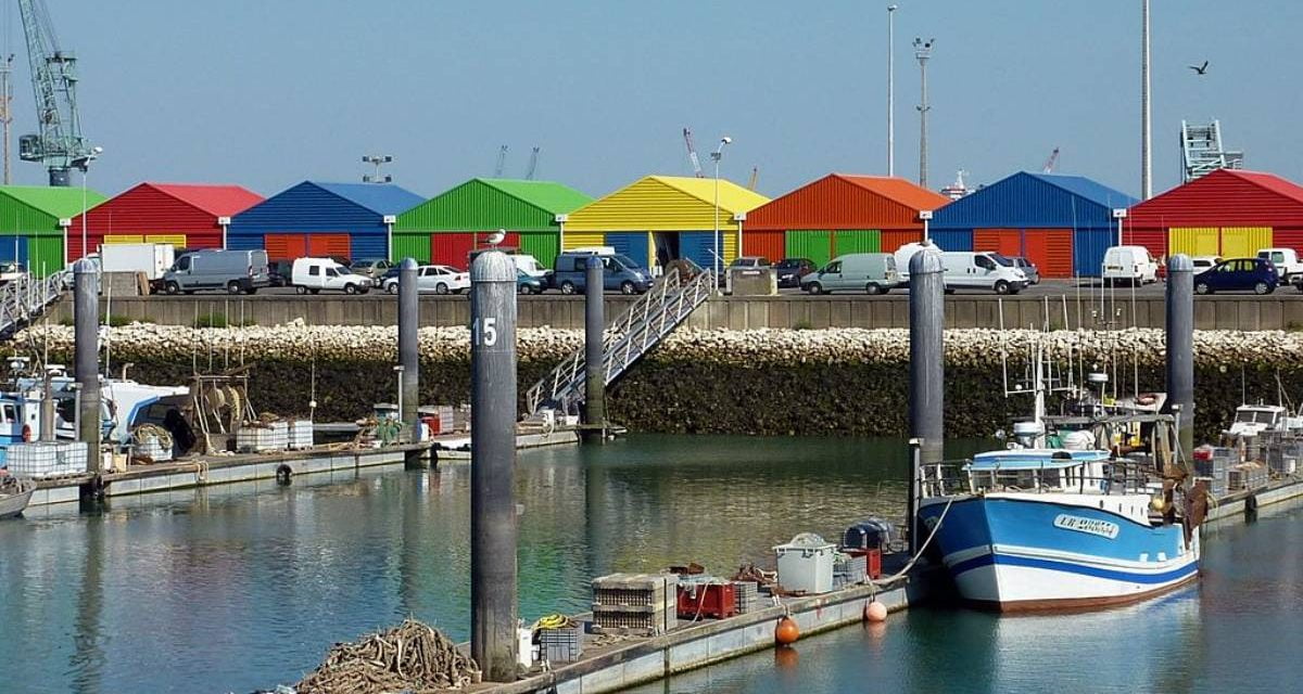 Un ponton d’accueil pour les bateaux destinés à la course au large dans le port de Chef-de-Baie