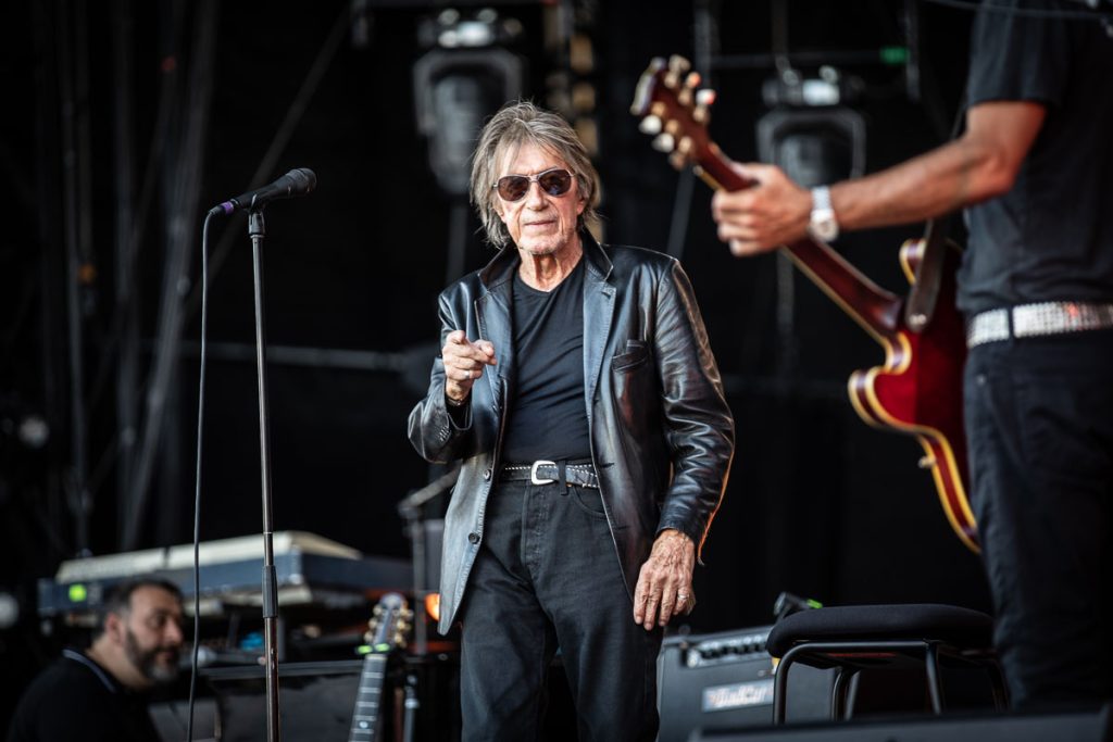 Jacques Dutronc sur scène Francofolies La Rochelle pointe du doigt le public