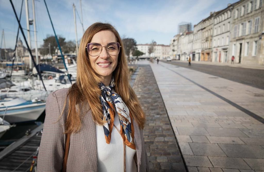 Céline Simon créatrice de l'agence de rencontre Céline Simon, sur le Vieux port à La Rochelle