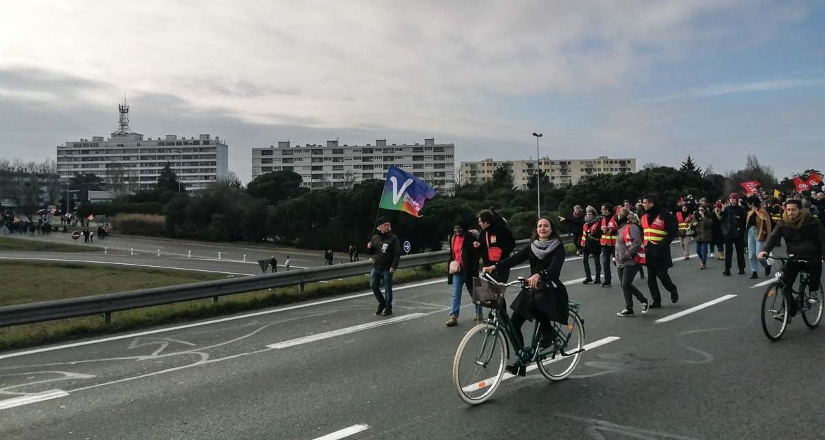 [PHOTOS] La Rochelle : des manifestants sortent du parcours prévu et investissent la rocade