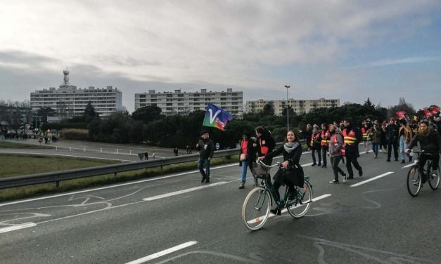 [PHOTOS] La Rochelle : des manifestants sortent du parcours prévu et investissent la rocade