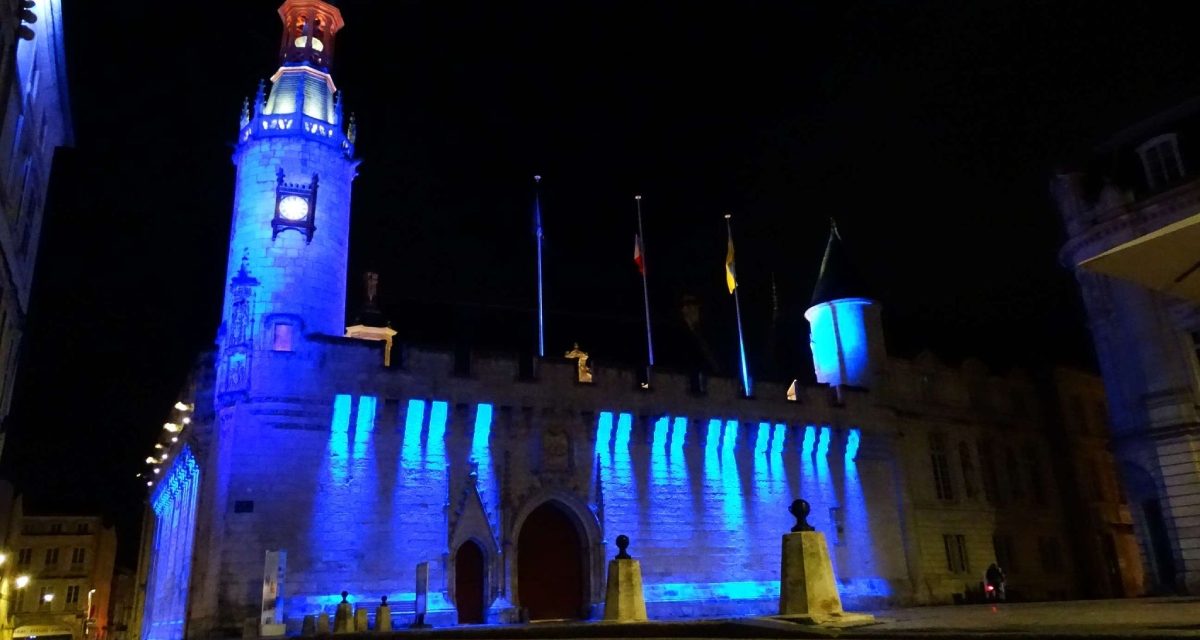 La Rochelle : pourquoi l’hôtel de Ville est illuminé en bleu
