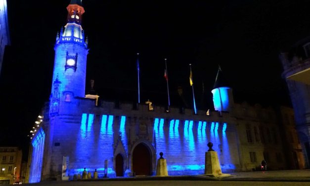 La Rochelle : pourquoi l&rsquo;hôtel de Ville est illuminé en bleu