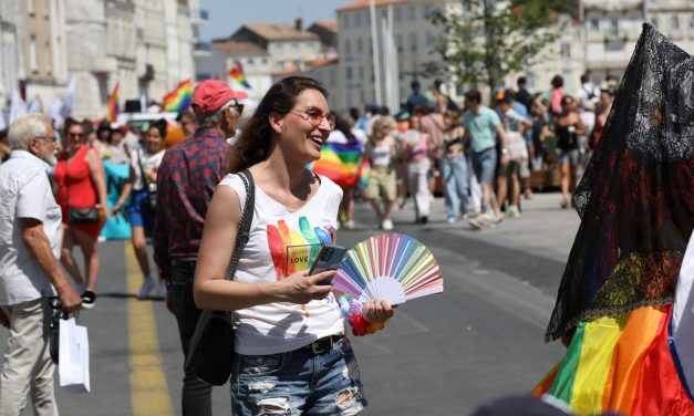 [PHOTOS] La marche des fiertés mobilise à La Rochelle