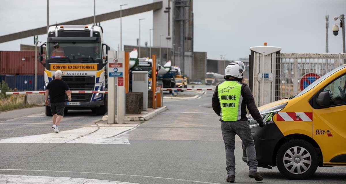 VIDÉO : Un convoi exceptionnel de pales d&rsquo;éoliennes au départ de La Rochelle