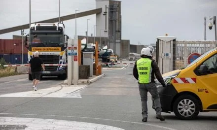 VIDÉO : Un convoi exceptionnel de pales d’éoliennes au départ de La Rochelle