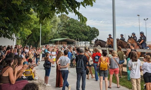 La police montée applaudie près de La Rochelle