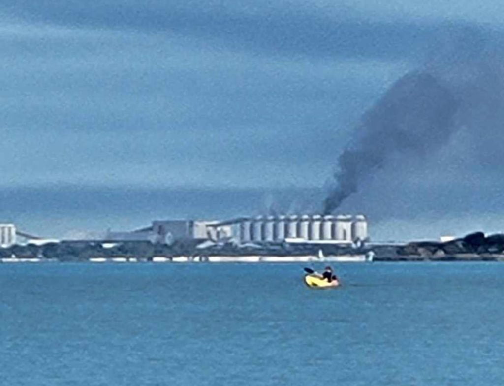 L'incendie au niveau des silos de l'entreprise Sica Bertrand à La Rochelle est visible depuis  de Chatelaillon-Plage