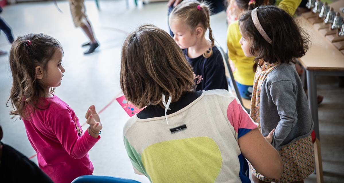« Un adulte jamais seul avec un enfant » : le maire de La Rochelle dicte une nouvelle règle dans les écoles