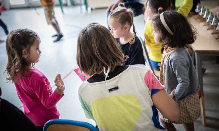 « Un adulte jamais seul avec un enfant » : le maire de La Rochelle dicte une nouvelle règle dans les écoles