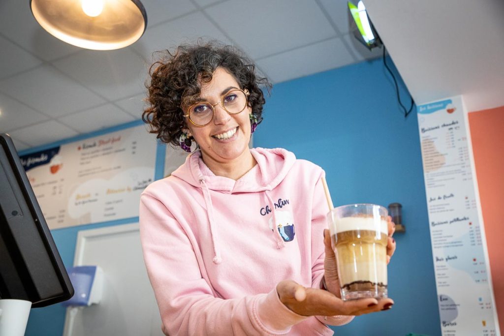 Charline Guillaud en train de présenter une boisson