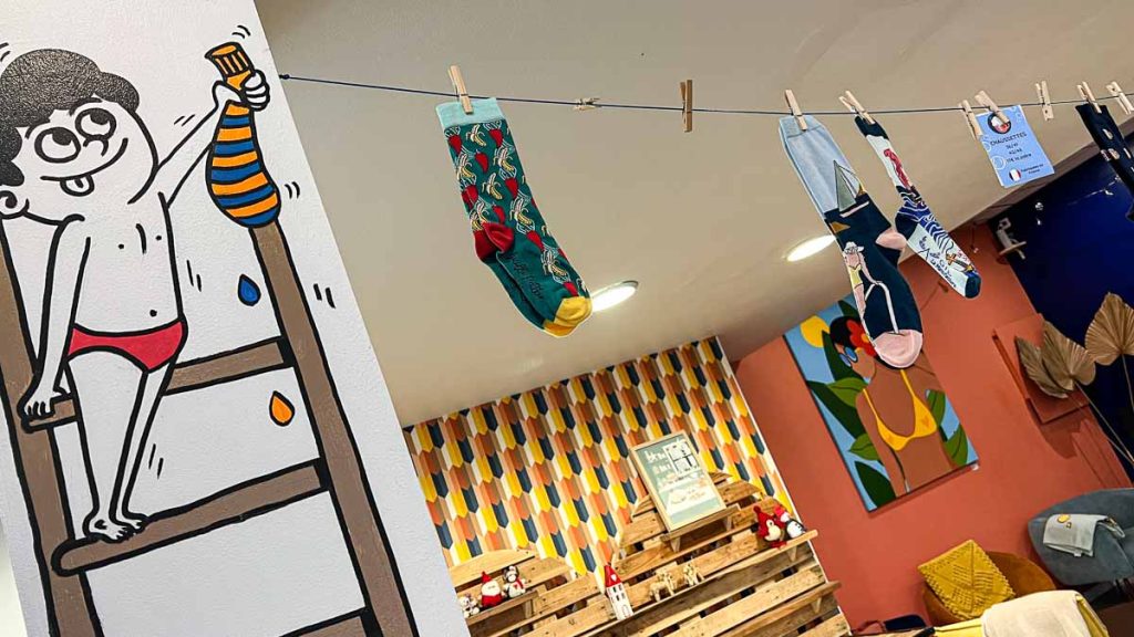 l'artiste Super Bourdi a participé à la décoration du café laverie Le Jus de Chausette