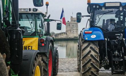 Colère des agriculteurs : défilé de tracteurs sur le Vieux Port de La Rochelle