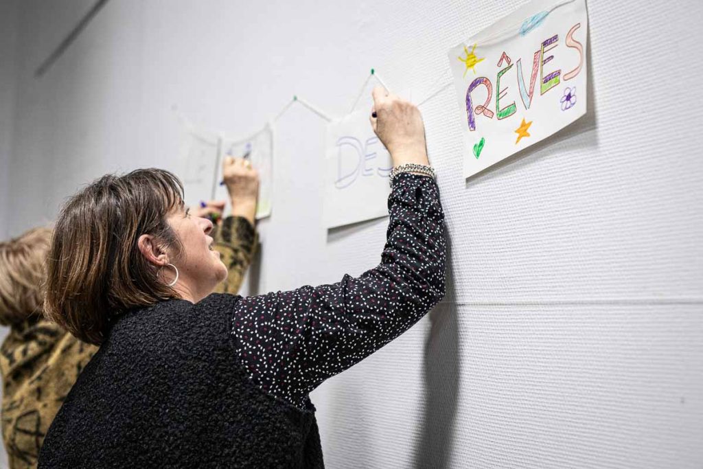 Deux femmes qui écrivent sur des feuilles au mur