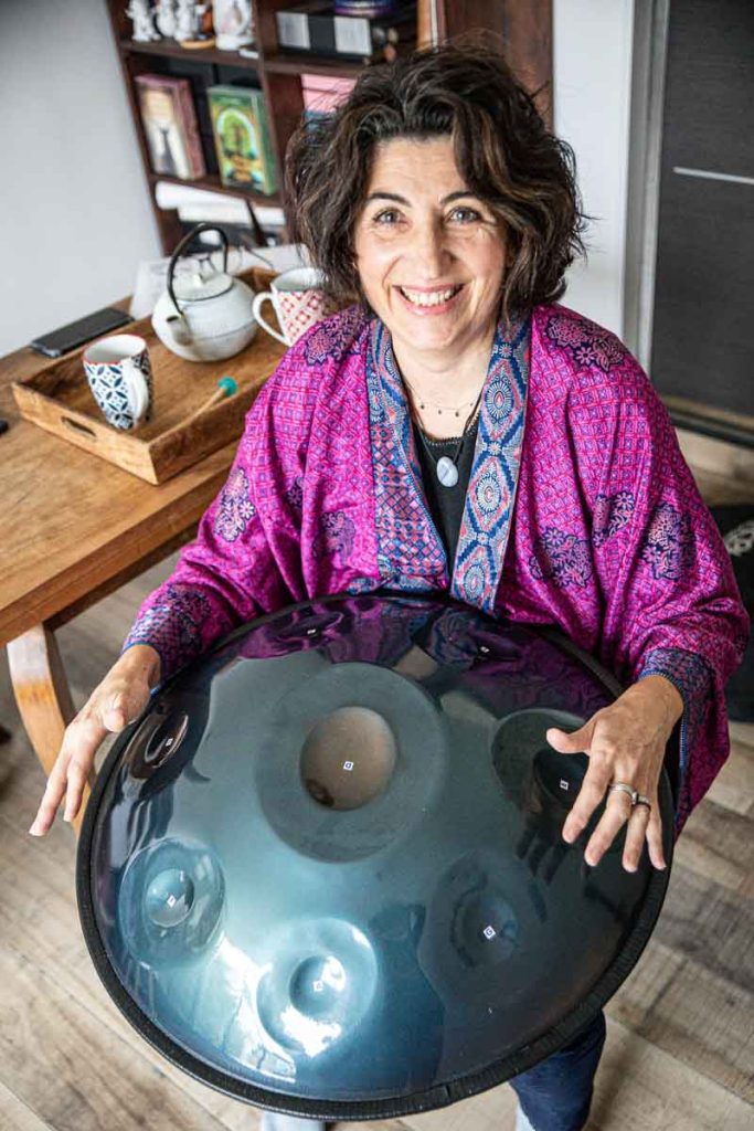 Francoise Rivaud, sonothérapeute et son handpan,  instrument de musique acoustique de la famille des idiophones inventé en 2000.