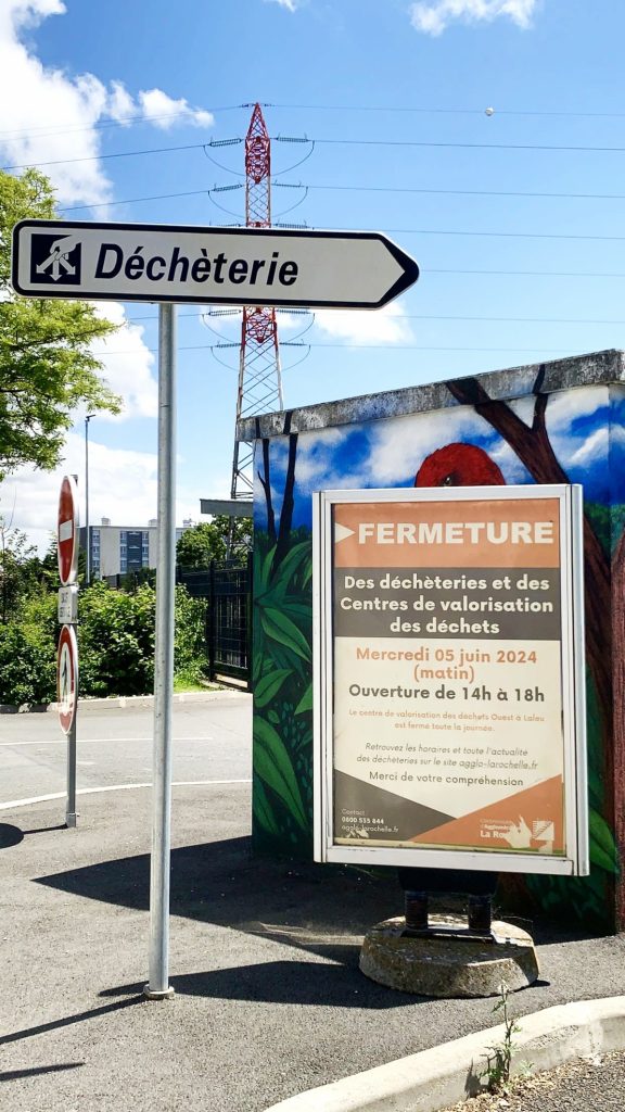 Affichage d'annonce de fermeture exceptionnelle de déchèteries à La Rochelle et panneau de signalisation de déchèterie.