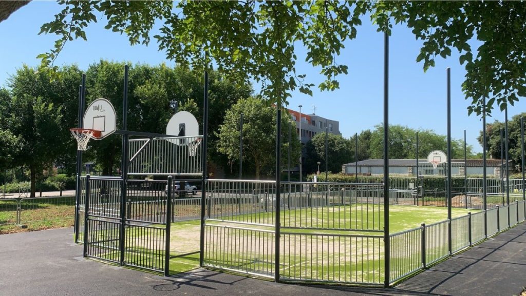 Un nouveau city stade situé devant l'école Descartes.