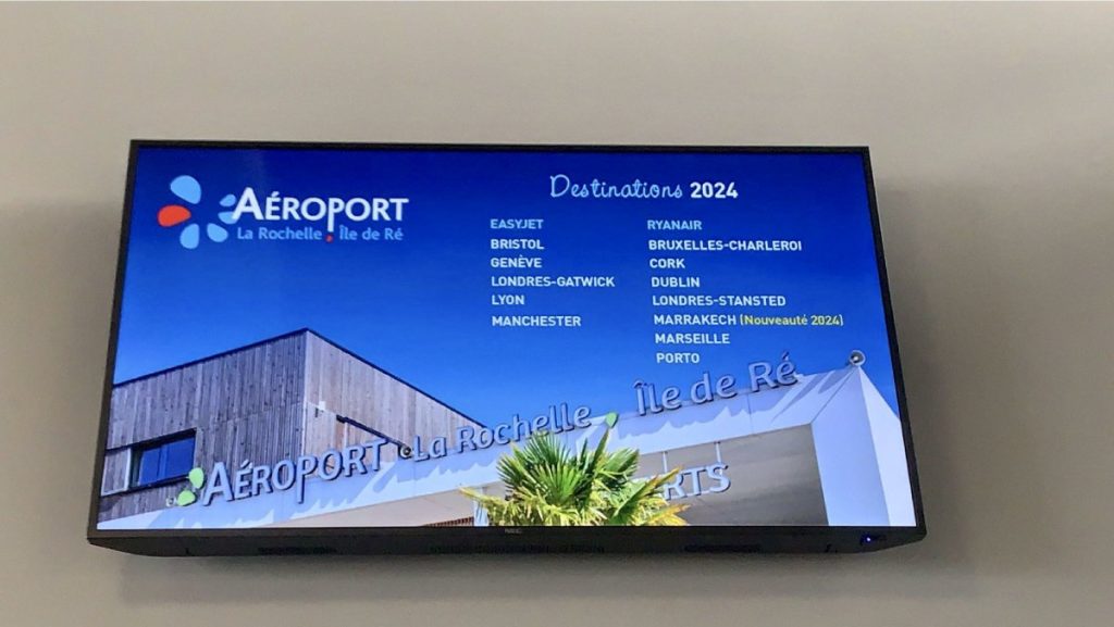 Panneau d'affichage montrant l'ensemble des destinations proposé par l'aéroport de La Rochelle.