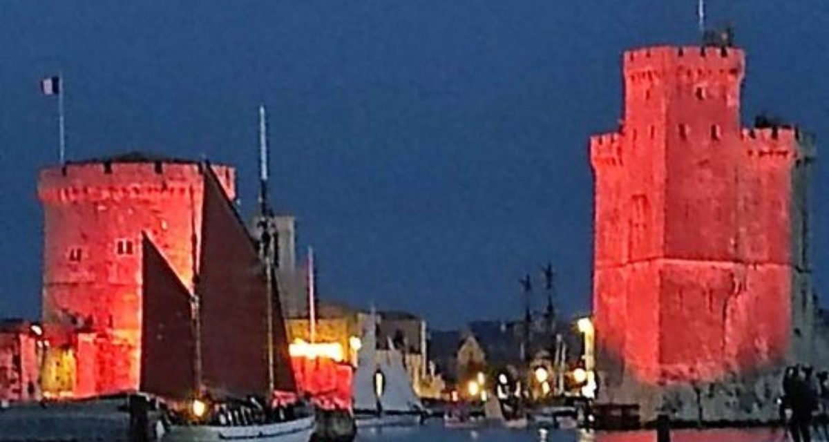 Voiles de Nuit illumine le Vieux Port de La Rochelle