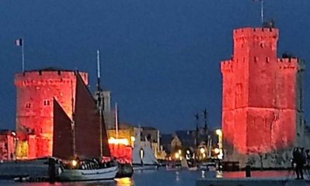 Voiles de Nuit illumine le Vieux Port de La Rochelle