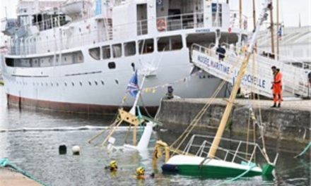 Un chalutier immergé près du musée Maritime de La Rochelle