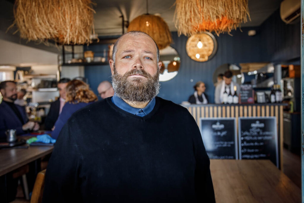 Guillaume Jacques, président UMIH 17 dans la salle de restaurant l'Atelier des cousins