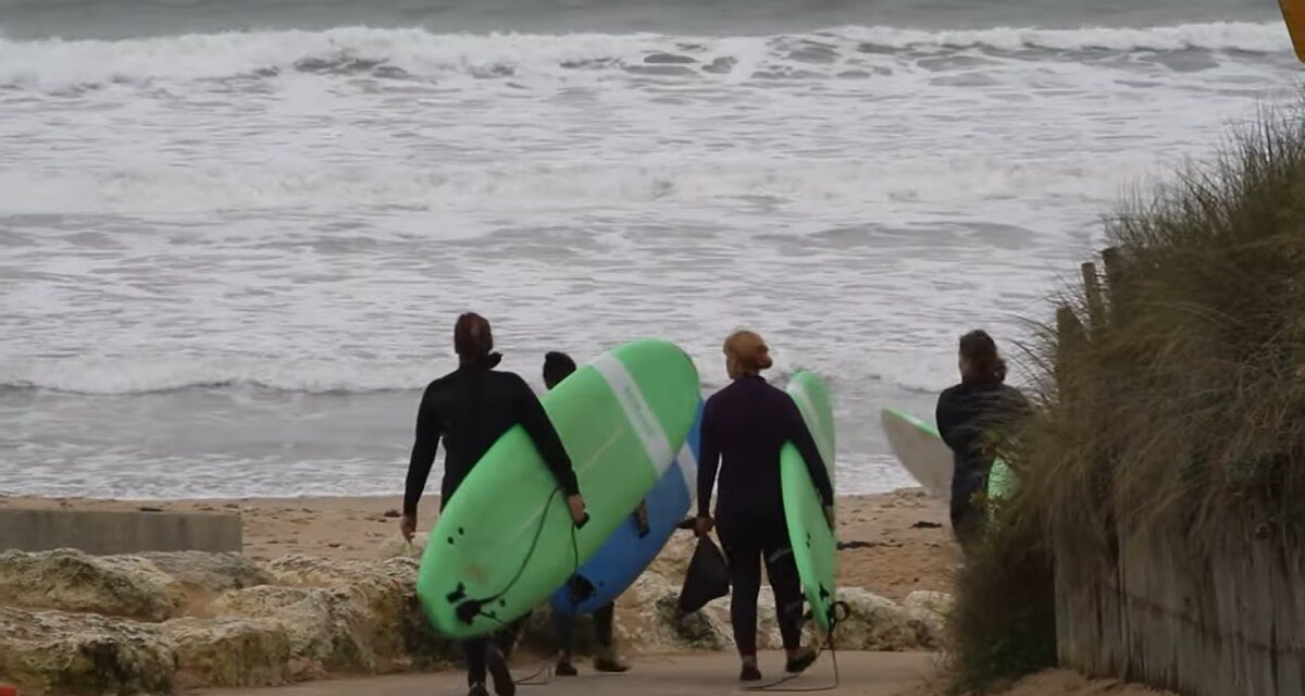 En Charente-Maritime, la Surf thérapie au secours des femmes victimes de violences