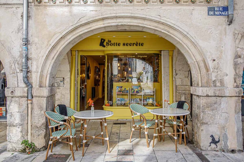 Devanture La Botte Secrète, bar à jeux de société à La Rochelle 