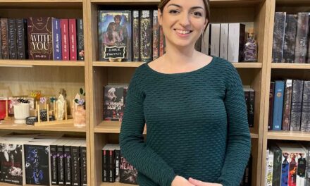 « L&rsquo;échange, c&rsquo;est ce que je préfère » : le succès de sa librairie spéciale romance à La Rochelle