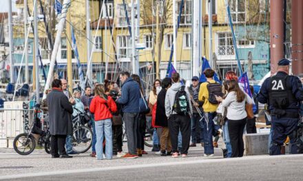 Une manifestation contre la politique d’Emmanuel Macron pendant sa visite à La Rochelle