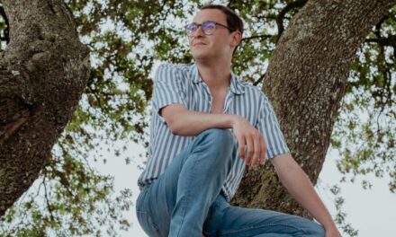 À l’ombre des remparts, 10 circuits inédits pour (re) découvrir La Rochelle est en vente