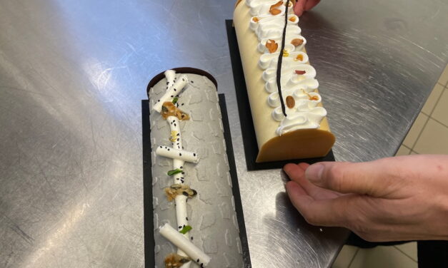 « Ça crée du lien avec les clients » : Noël, plus qu&rsquo;une fête pour ce créateur rochelais de bûches givrées