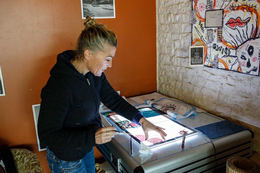 Virji artiste plasticienne crée des vitraux