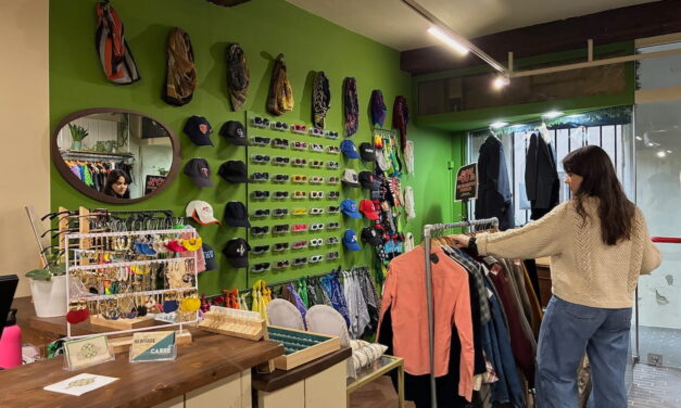 « Les gens viennent exprès pour les friperies » : le marché de la seconde main en plein essor à La Rochelle