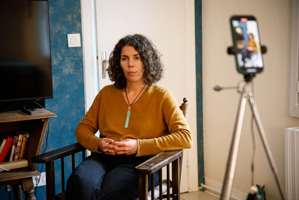 La scénariste et autrice de BD Lux Bombyx dans sa maison à La Rochelle