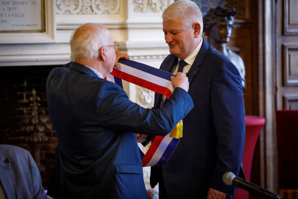 Olivier Falorni reçoit son écharpe de maire à La Rochelle