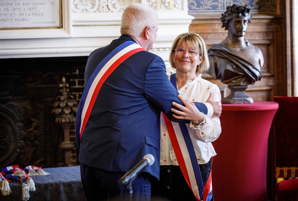 Le maire remet l'écharpe d'ajointe à Séverine Aouach Baverel