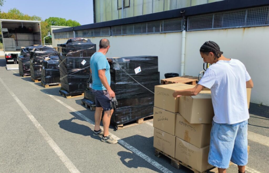 Chargement de cartons pour aider les sinistrés des incendies en Gironde